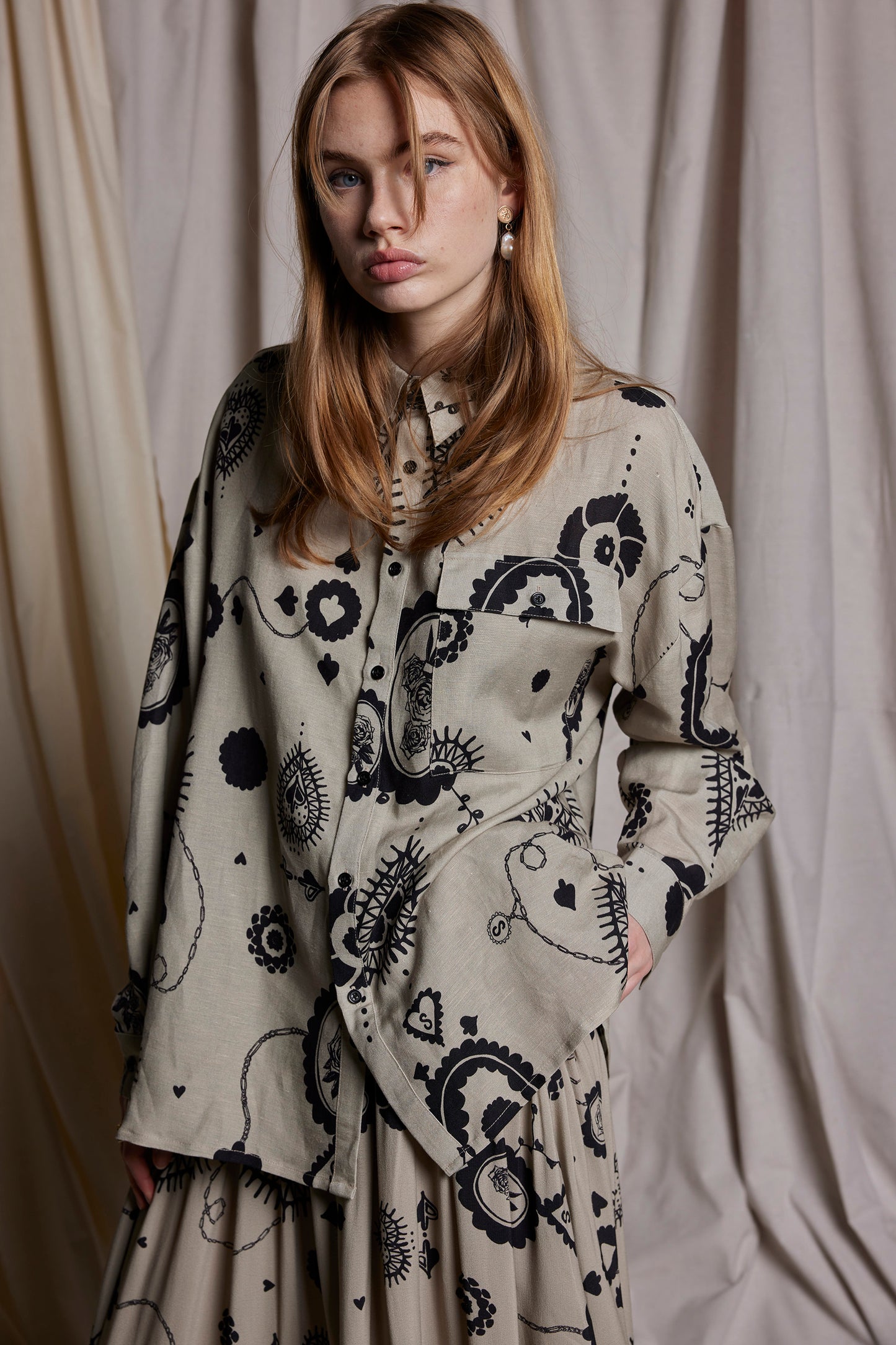 DES FLUERS SHIRT - STONE CAMEO PRINT