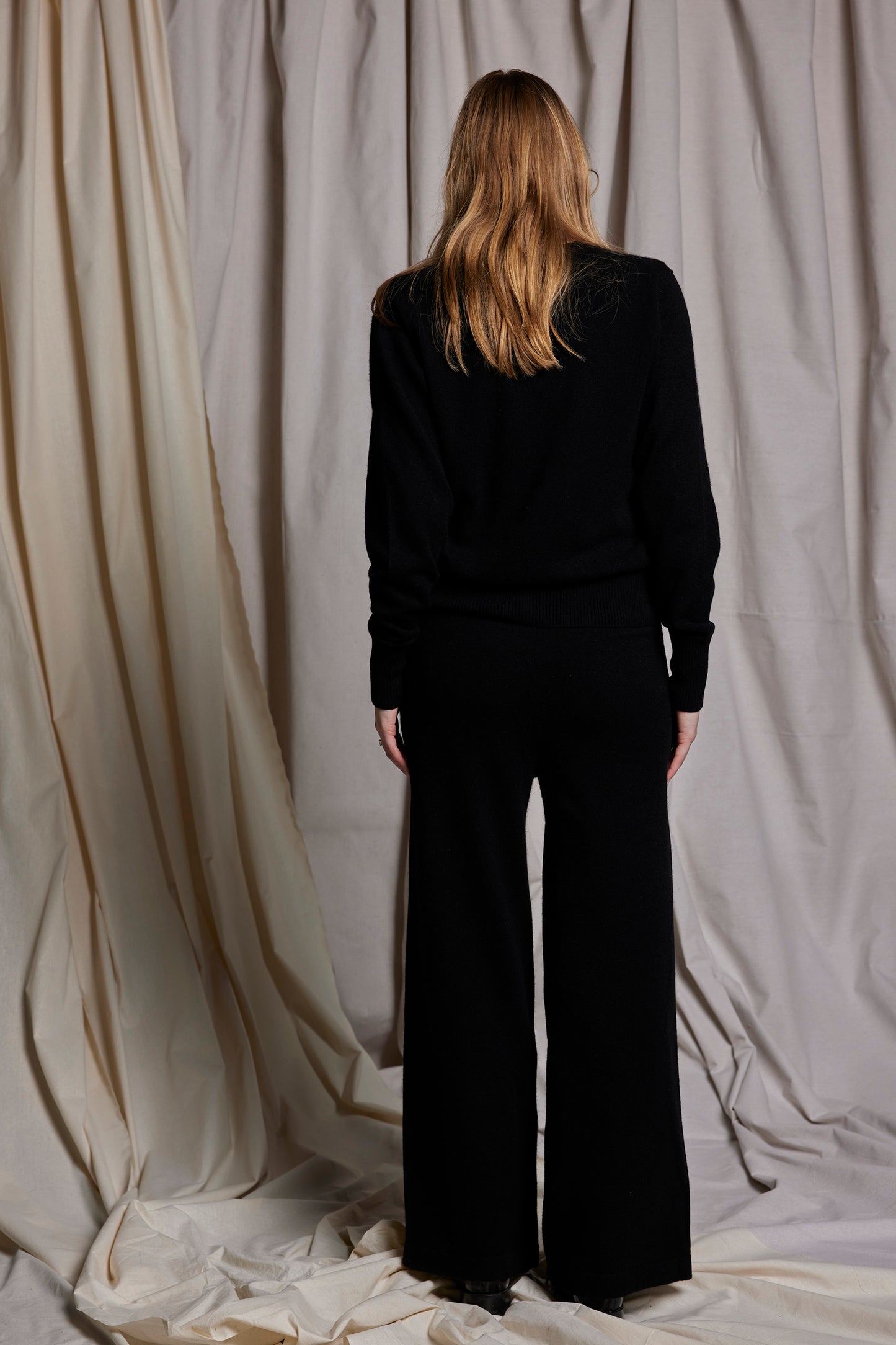 LOUNGE VNECK SWEATER - BLACK CASHMERE WOOL