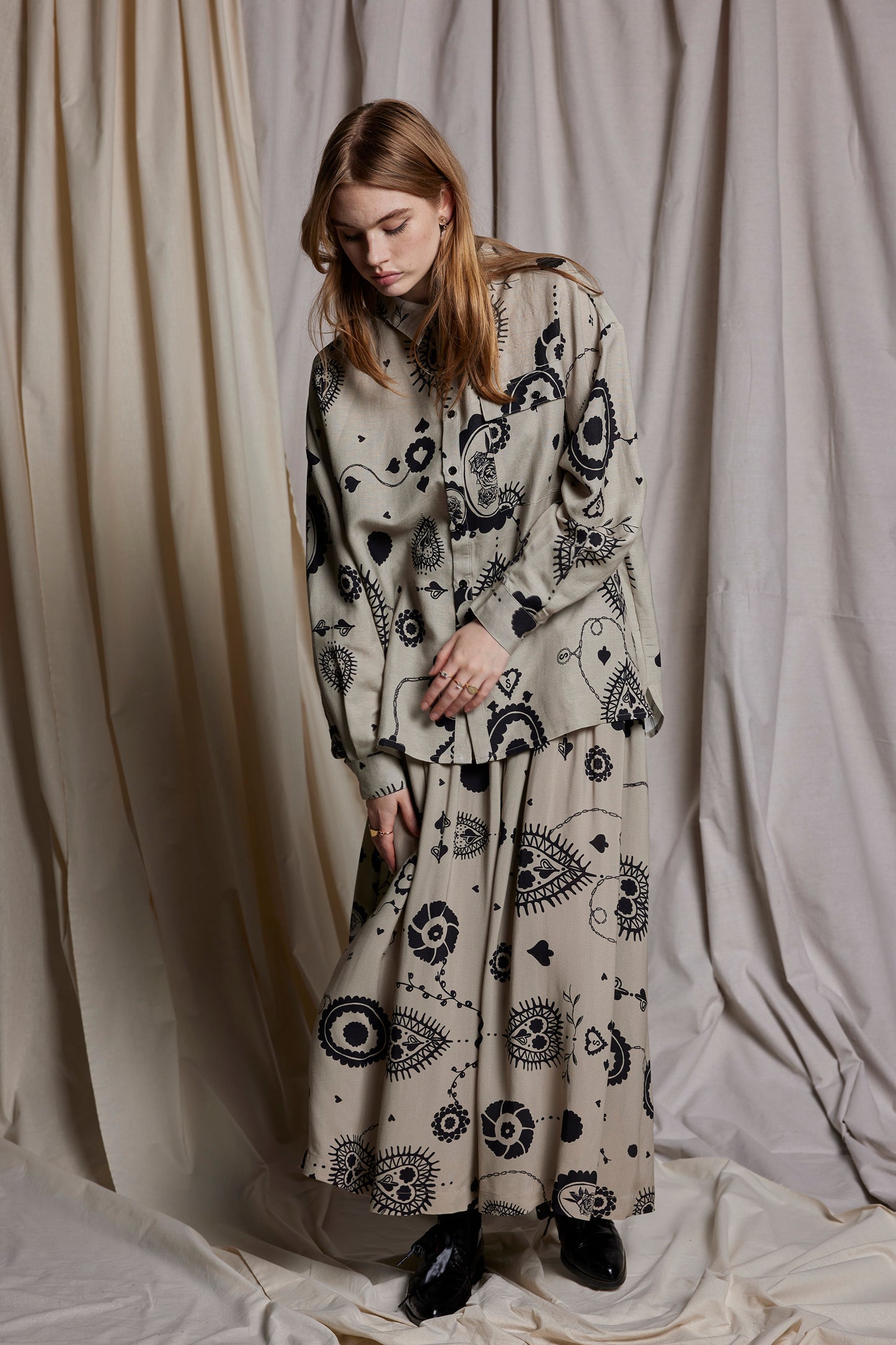 DES FLUERS SHIRT - STONE CAMEO PRINT