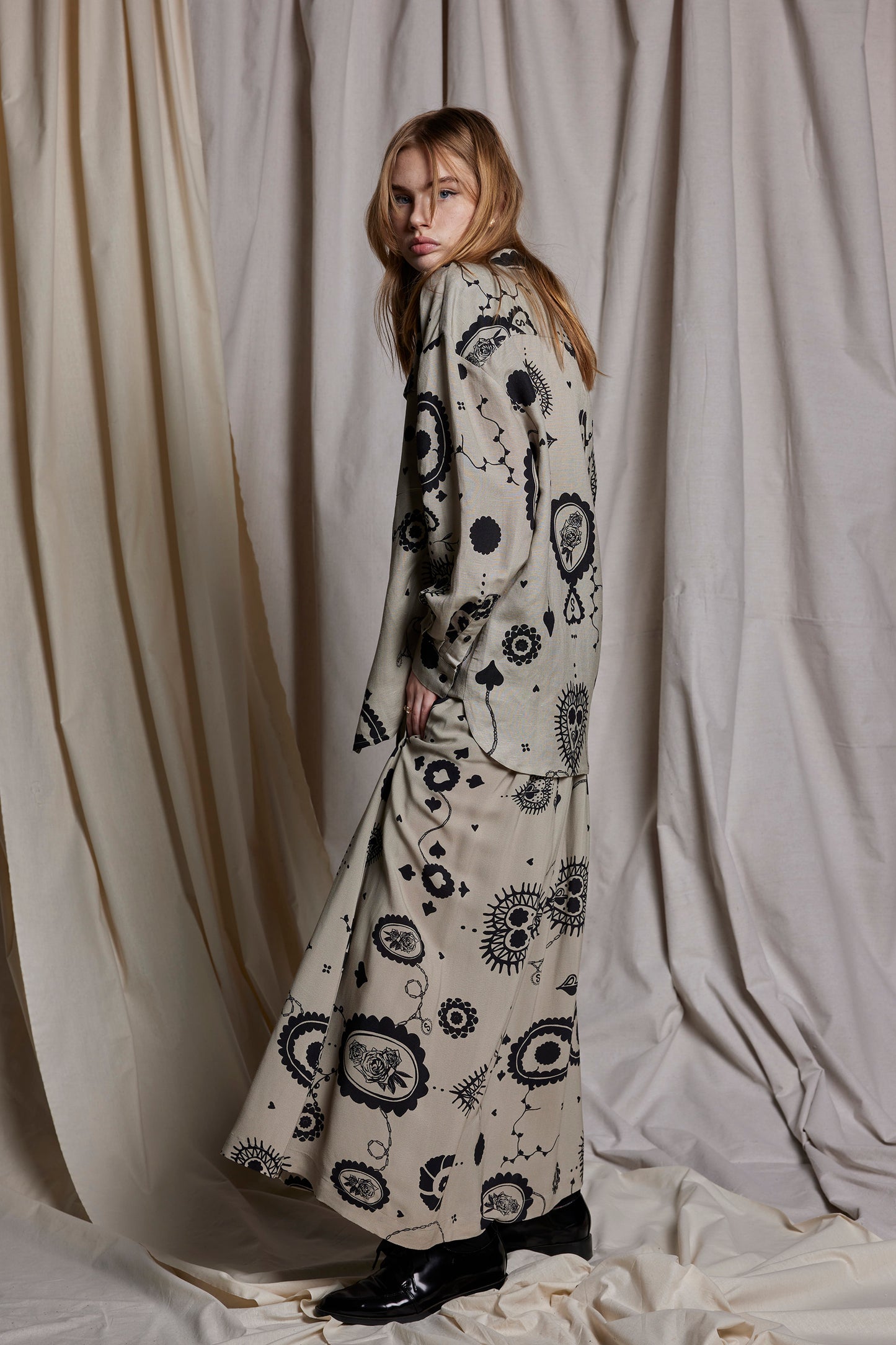 DES FLUERS SHIRT - STONE CAMEO PRINT