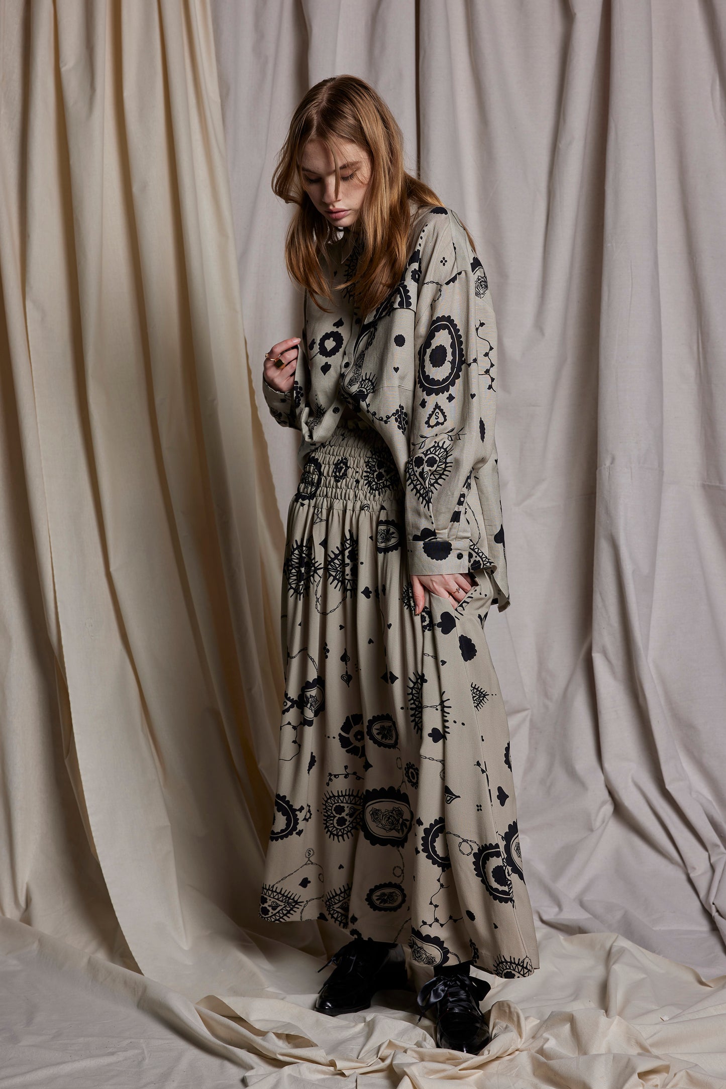 FEMME FATALE SKIRT - STONE CAMEO PRINT