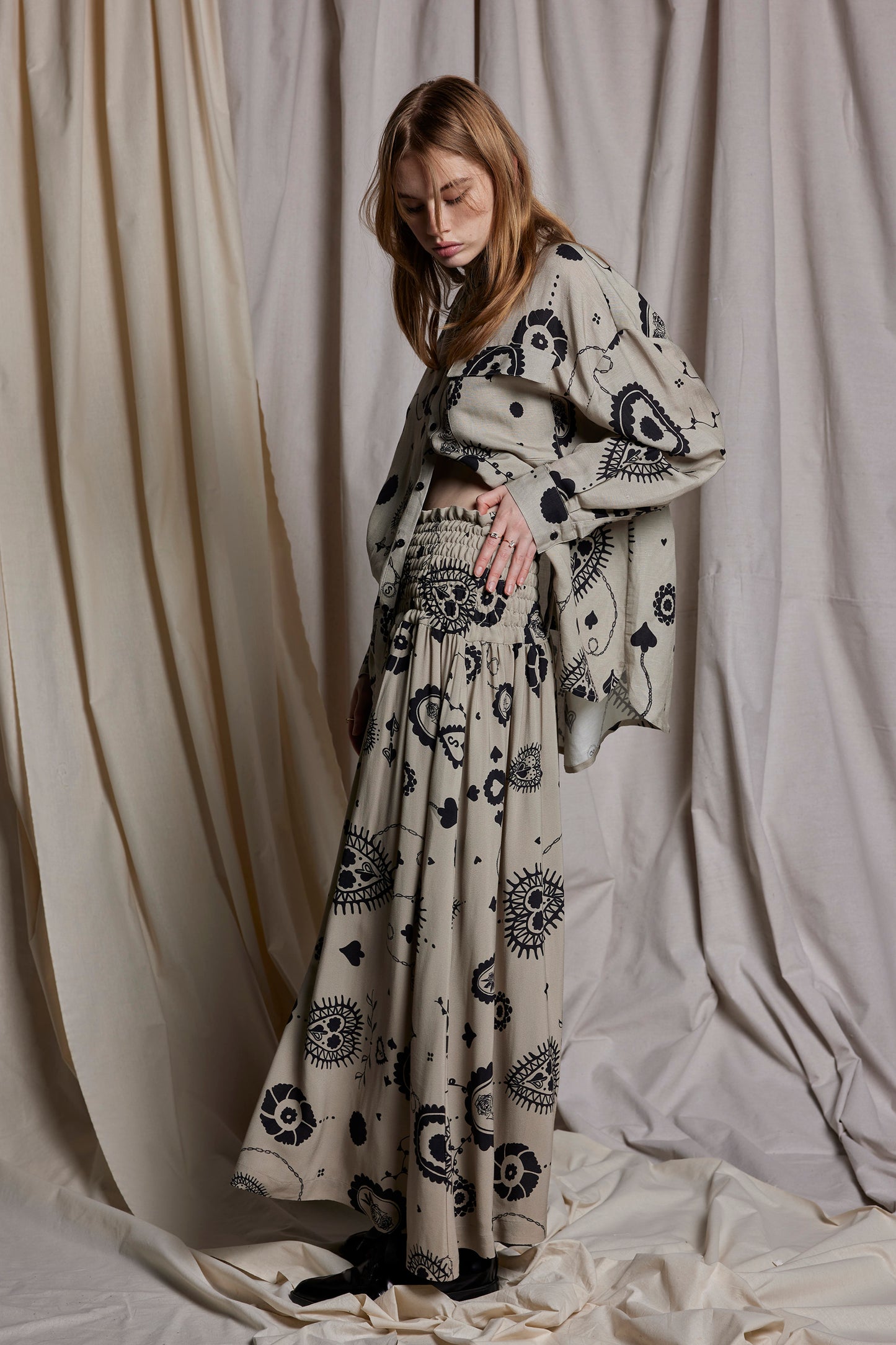 FEMME FATALE SKIRT - STONE CAMEO PRINT