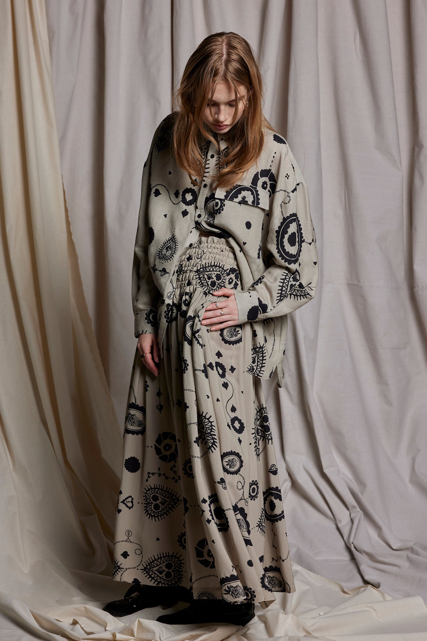 FEMME FATALE SKIRT - STONE CAMEO PRINT