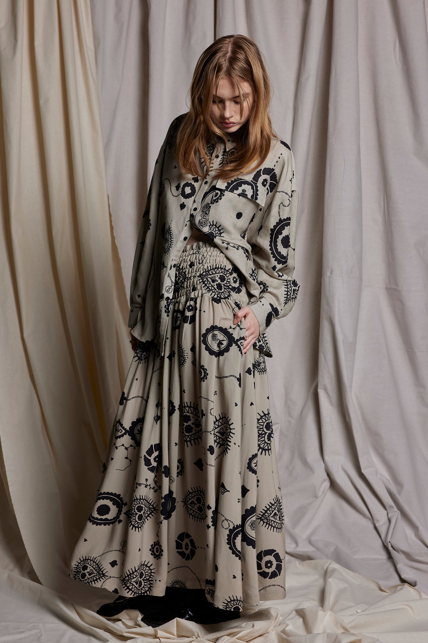 FEMME FATALE SKIRT - STONE CAMEO PRINT