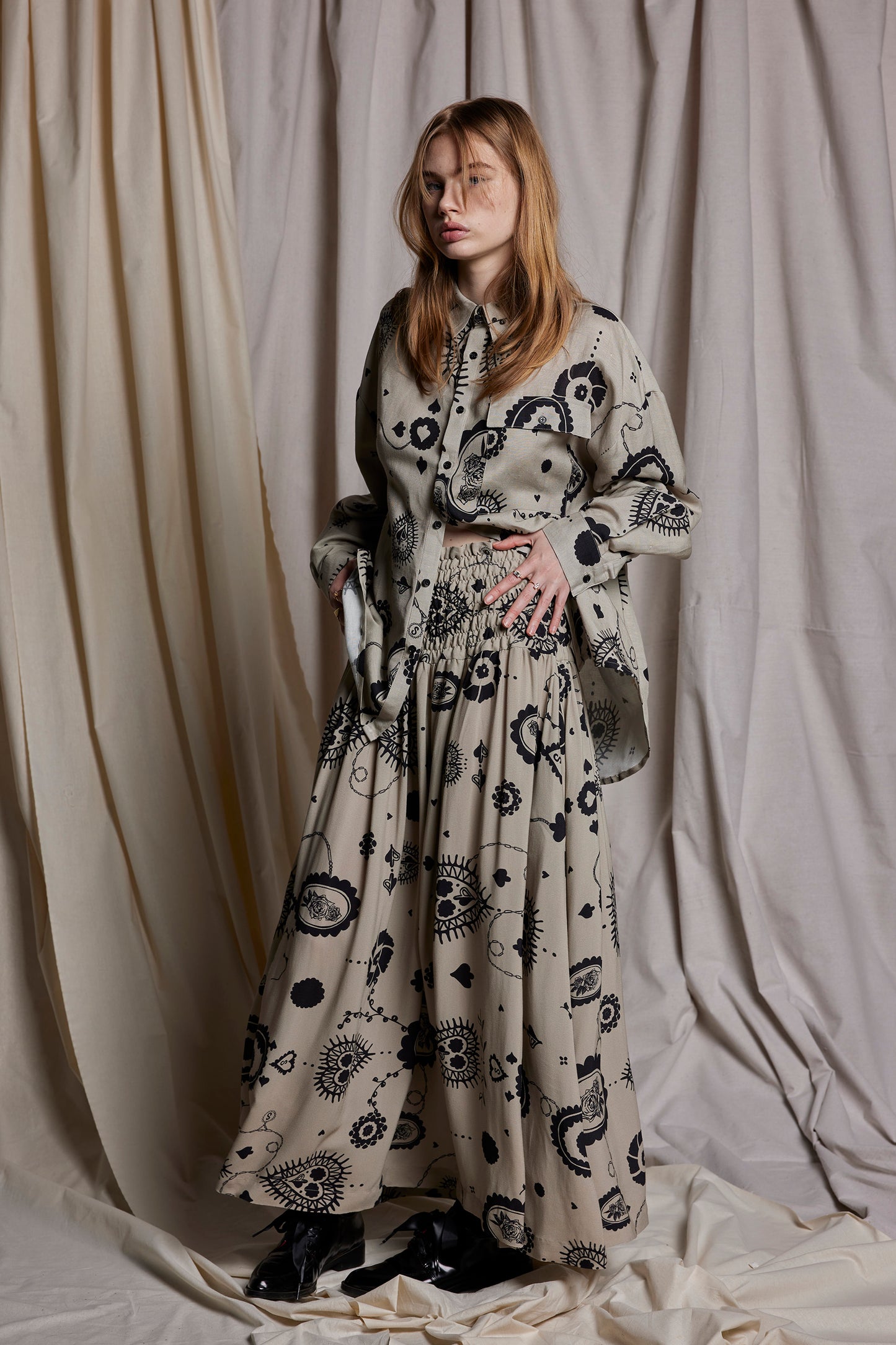 FEMME FATALE SKIRT - STONE CAMEO PRINT