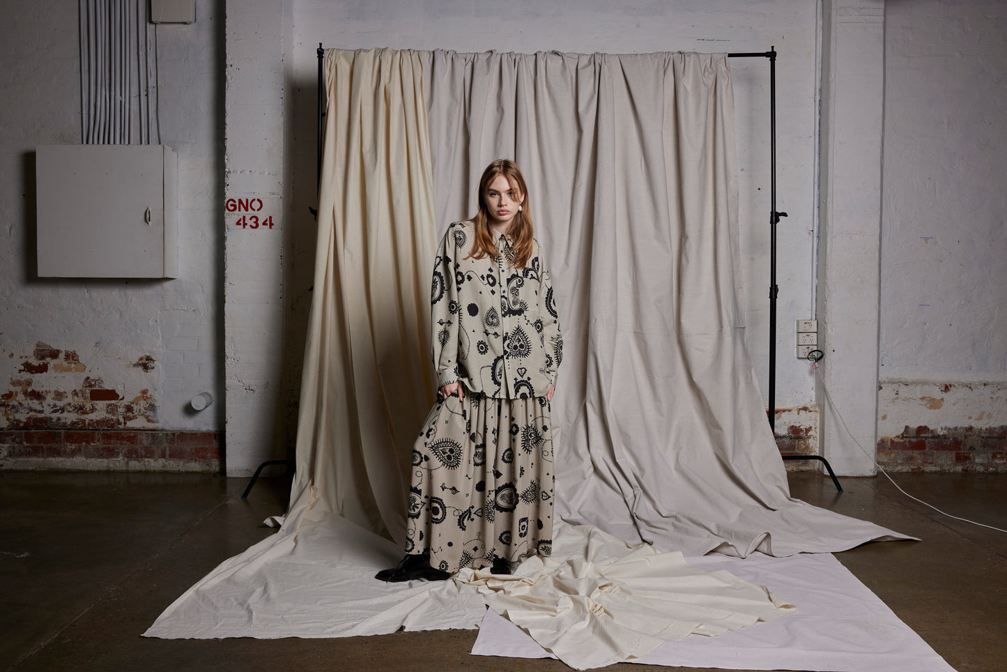 DES FLUERS SHIRT - STONE CAMEO PRINT