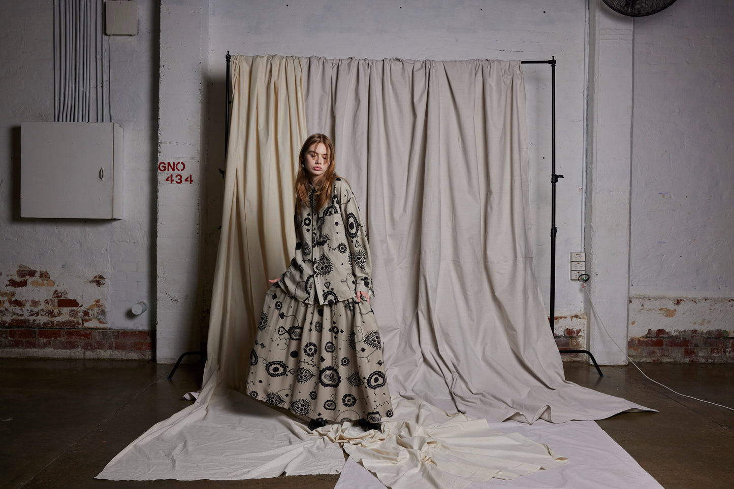 DES FLUERS SHIRT - STONE CAMEO PRINT