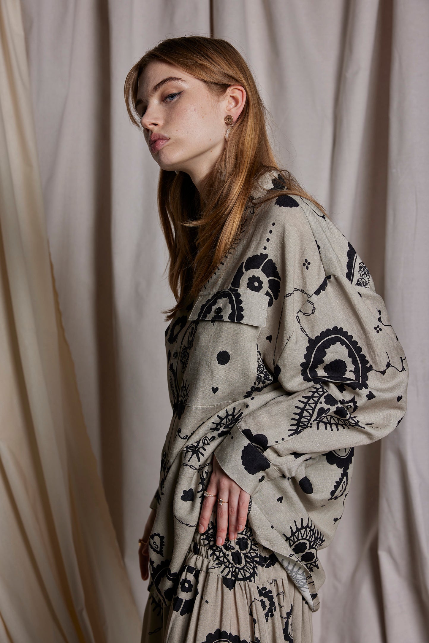 DES FLUERS SHIRT - STONE CAMEO PRINT