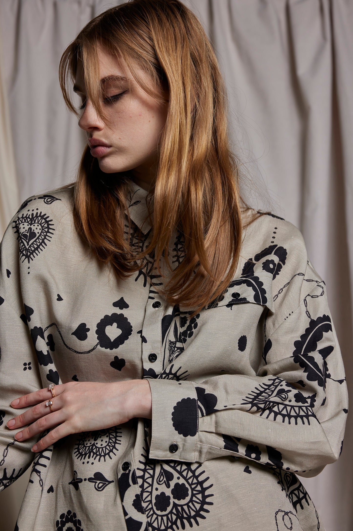 DES FLUERS SHIRT - STONE CAMEO PRINT