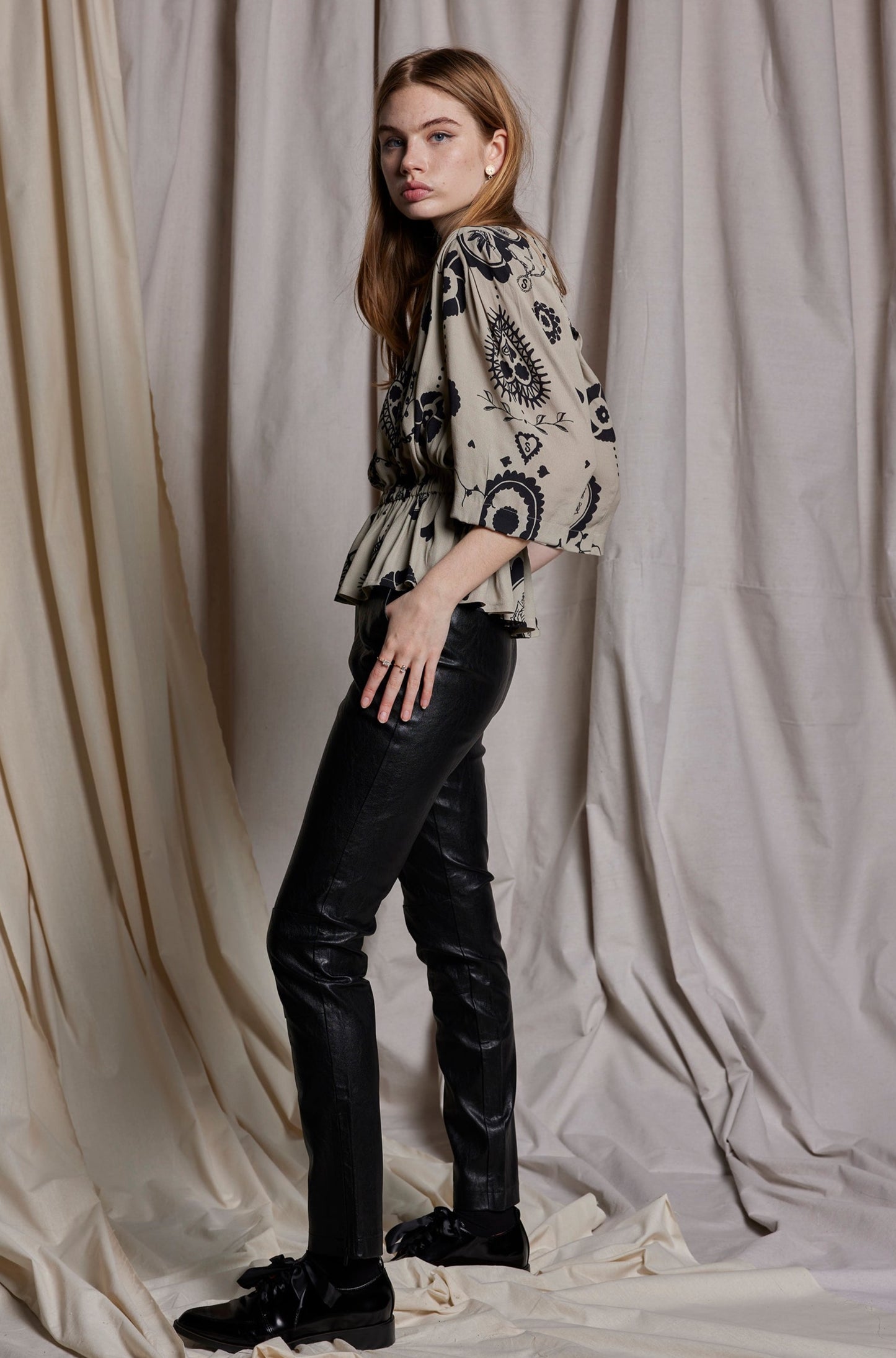 DON'T CRY DAHLIA TEE - STONE CAMEO PRINT