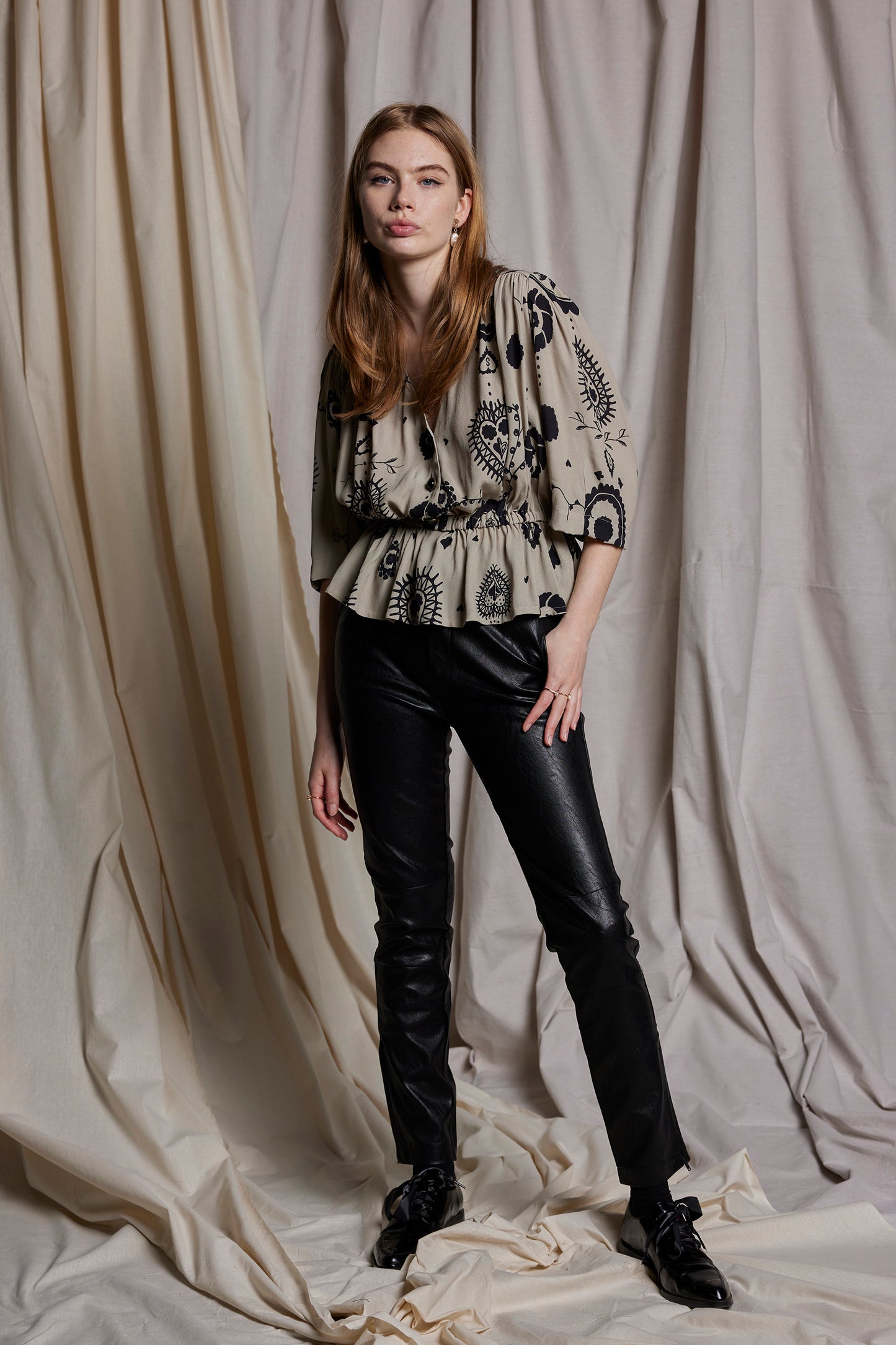 DON'T CRY DAHLIA TEE - STONE CAMEO PRINT