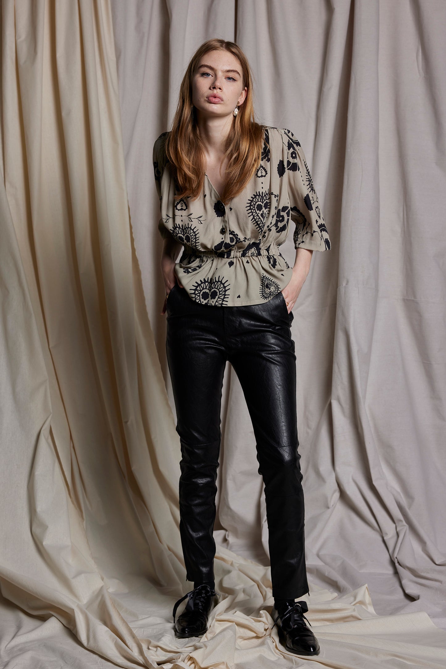 DON'T CRY DAHLIA TEE - STONE CAMEO PRINT