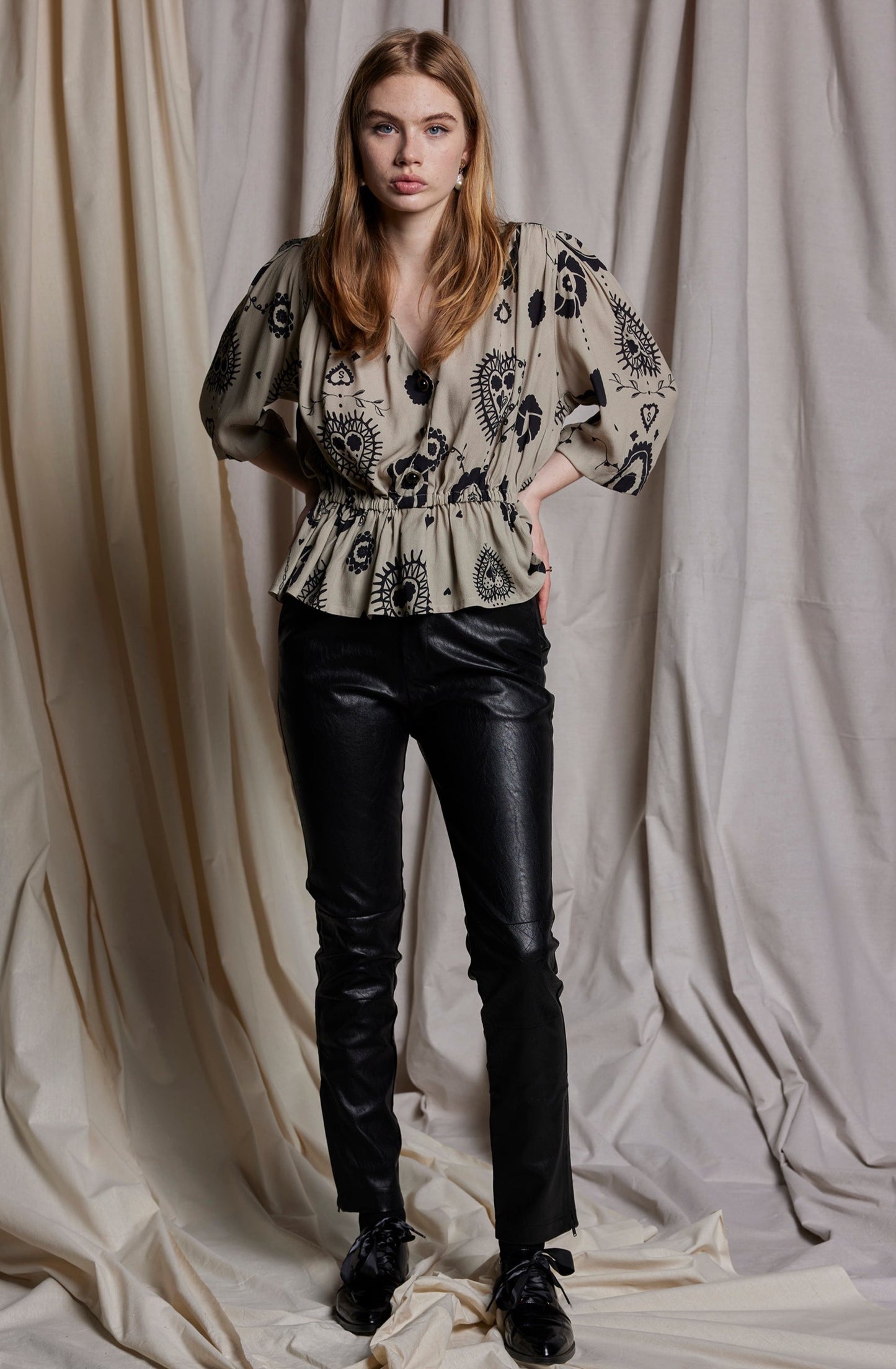 DON'T CRY DAHLIA TEE - STONE CAMEO PRINT