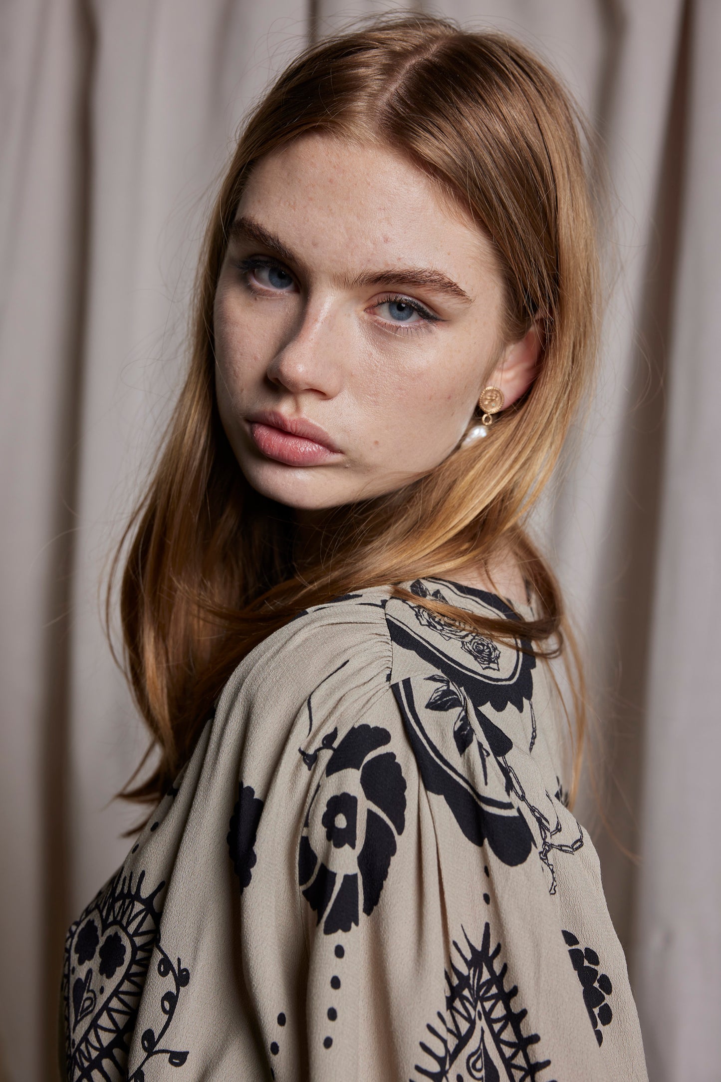 DON'T CRY DAHLIA TEE - STONE CAMEO PRINT