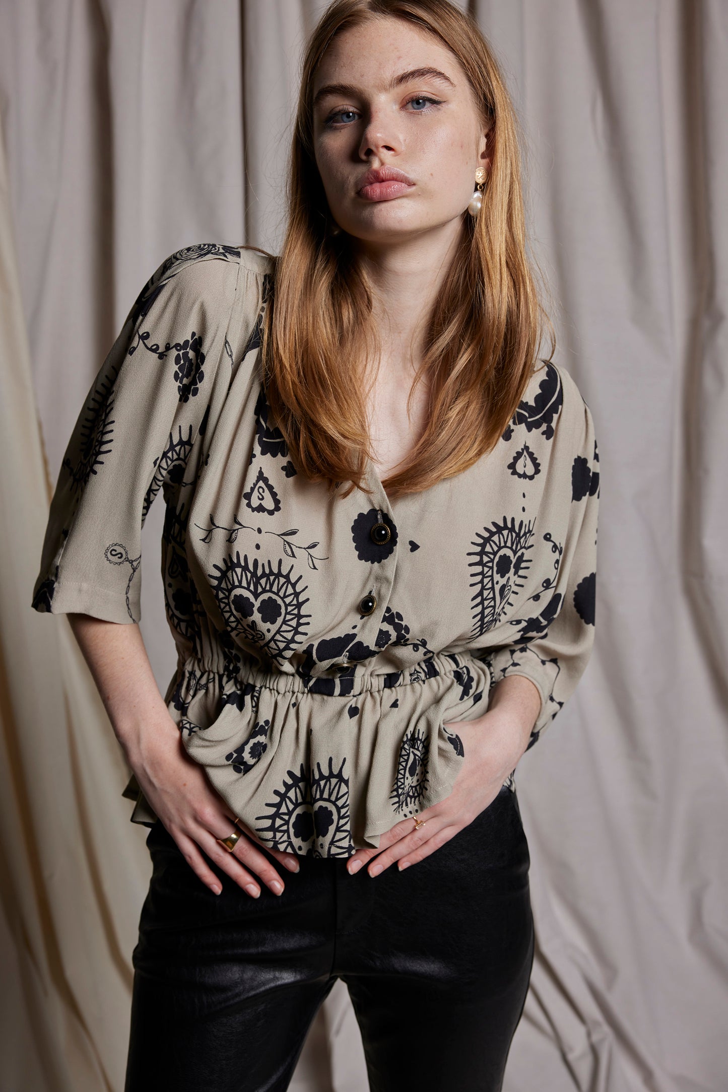 DON'T CRY DAHLIA TEE - STONE CAMEO PRINT