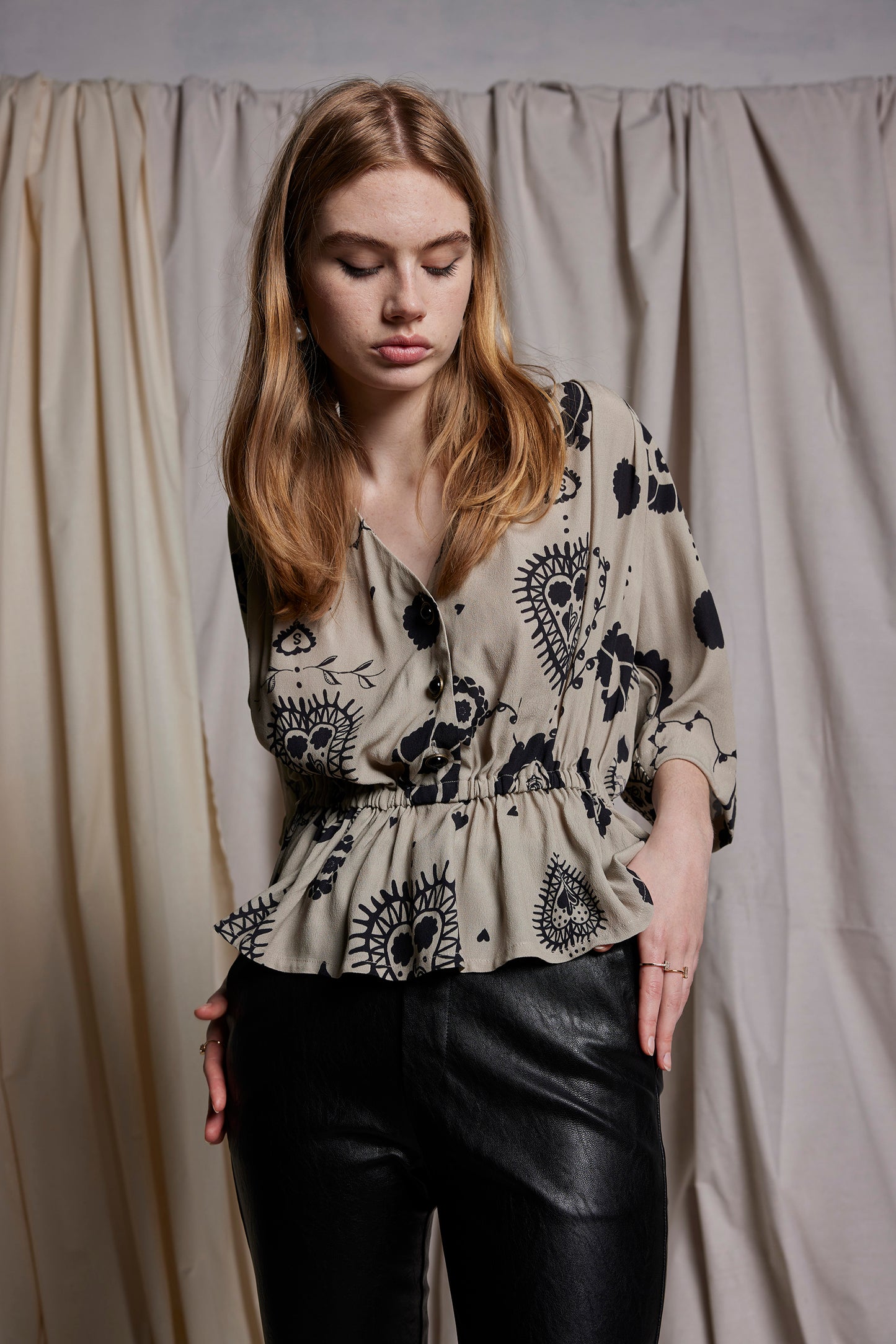 DON'T CRY DAHLIA TEE - STONE CAMEO PRINT