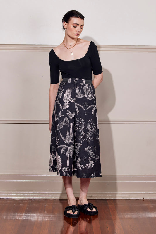 WILD TROPICS SKIRT - BLACK ISLE PRINT