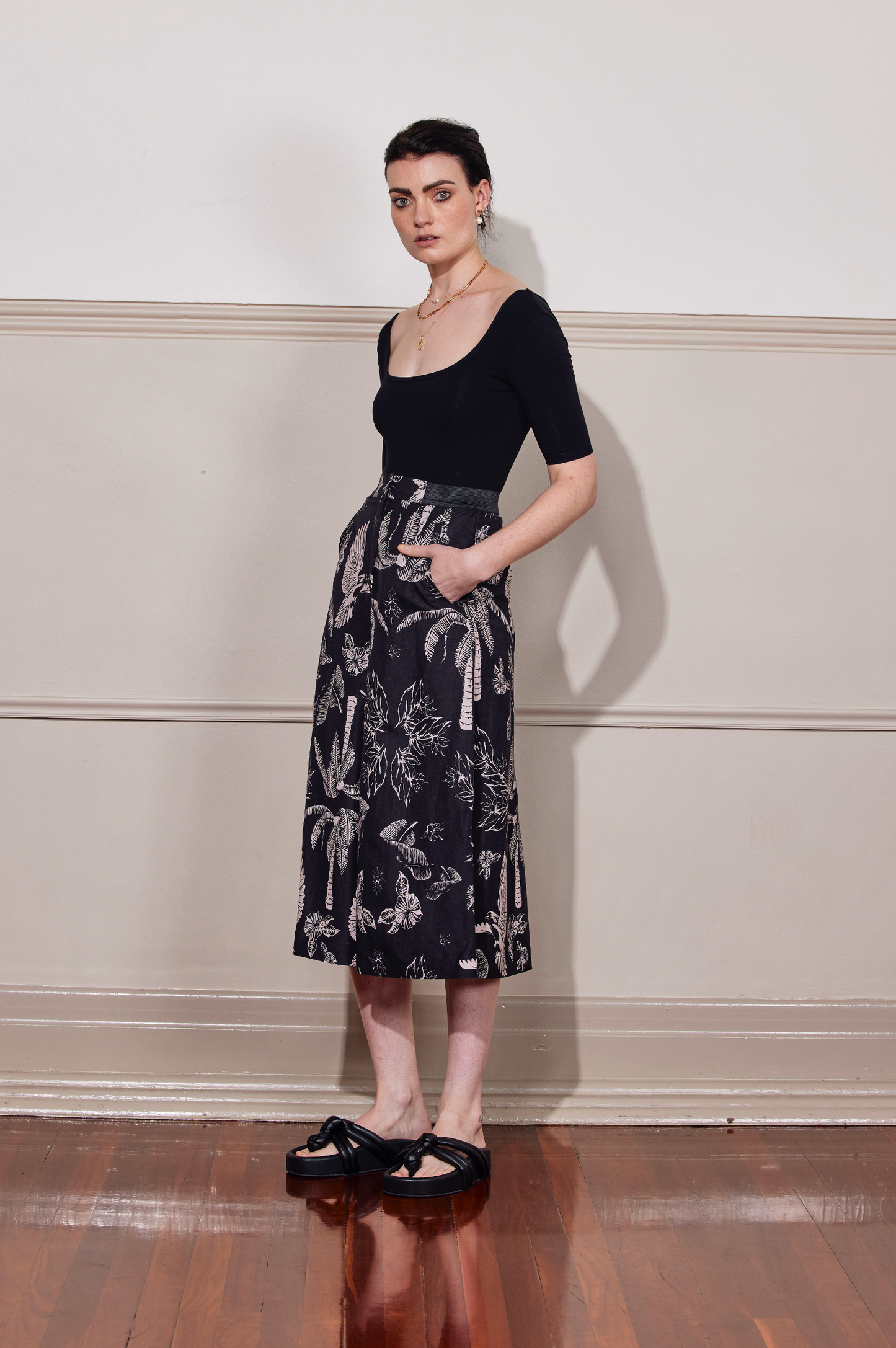 WILD TROPICS SKIRT - BLACK ISLE PRINT